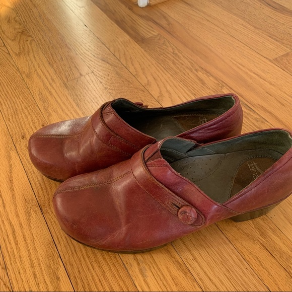 Dansko clogs leather upper button and strap detail burgundy size 40 - Picture 9 of 10